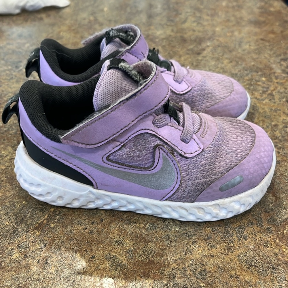 Nike toddler athletic shoes 8c